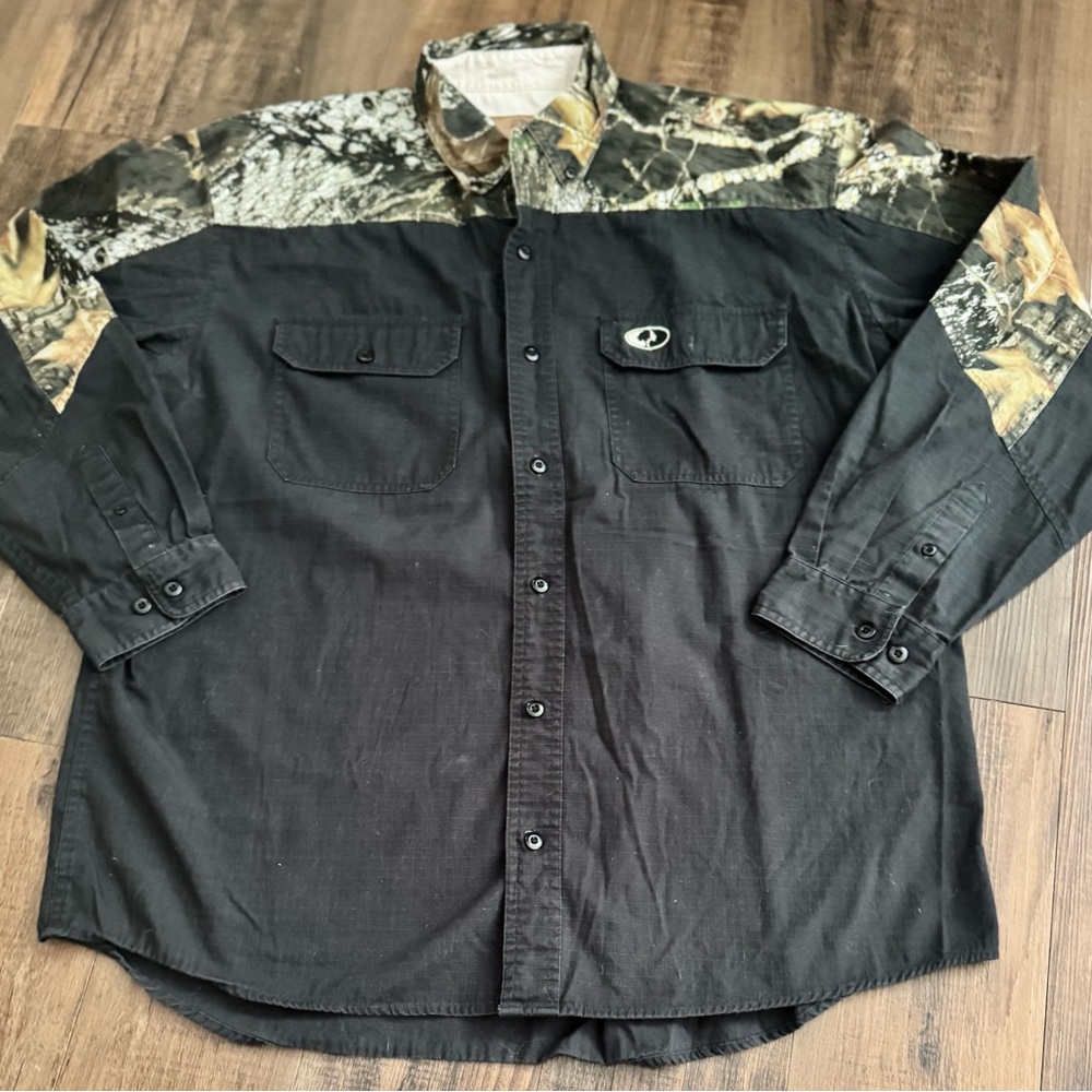 Mossy Oak Men’s XL Button Up Shirt Hunting Camo Black 22.5” Sleeve, 33” Long